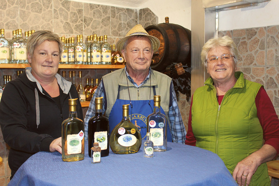 Andreja Podkrajšek s staršema in bogato ponudbo izdelkov z njihove kmetije