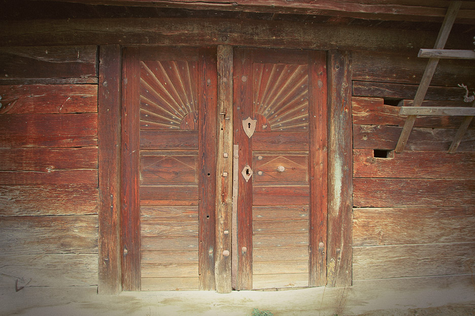 Element sonca je prastari motiv, ki so ga uporabljali že v antiki. Najstarejšo letnico nosijo Mihelinova sončna vrata v Stari vasi – 1732.