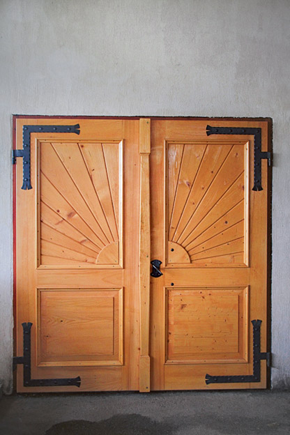 Novejša sončna vrata je izdelal Blaž Zagmajster,<br>ki mu je mizarstvo hobi in ne poklic.
