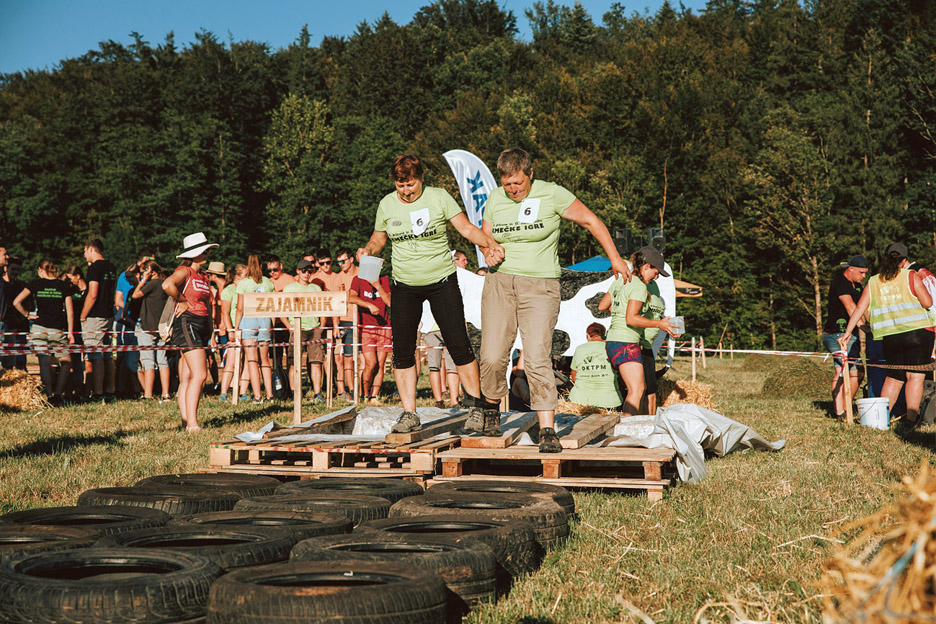 »Smo prišle podpret mlade in pokazat, da tudi stare kmetice nismo za staro šaro,« so bile hudomušne članice ekipe Zveze kmetic Slovenije. Tekmovale so izven konkurence, tako kot<br>ekipa gorenjskih županov. Bodo ponovile? Vsekakor! 