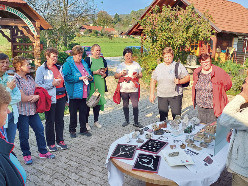 Predstavitev lastnosti kamnov in nakita iz dragih kamnov