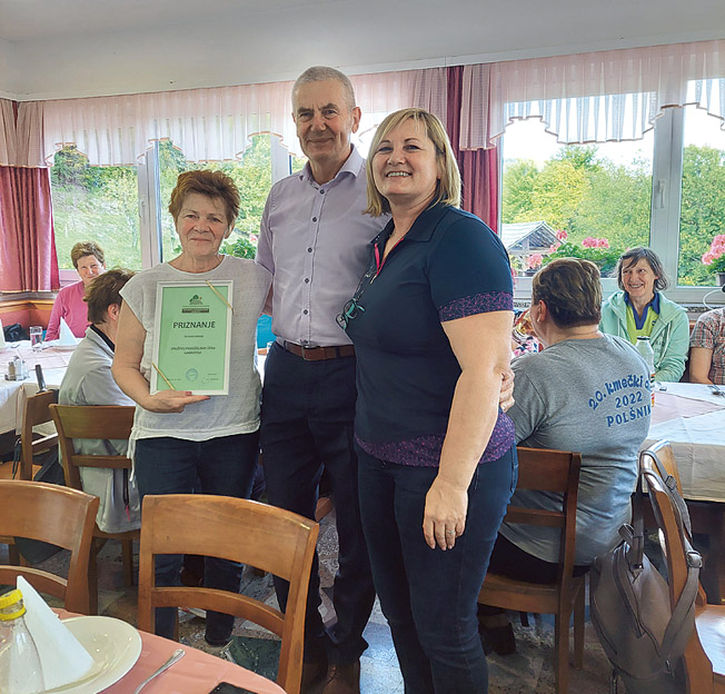 Priznanje društvu za dolgoletno delo in sodelovanje, ki ga je podelil sedaj že upokojeni direktor Zavoda Ljubljana Jože Benec.