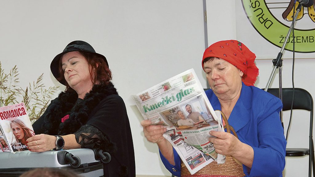 S humoristično točko sta v kulturnem programu navdušili članici Društva podeželskih žena Mirna Peč Jelka Krivec in Nežika Režek.
